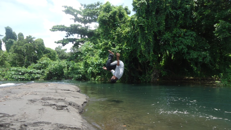 lompat salto di Mata Air Wau